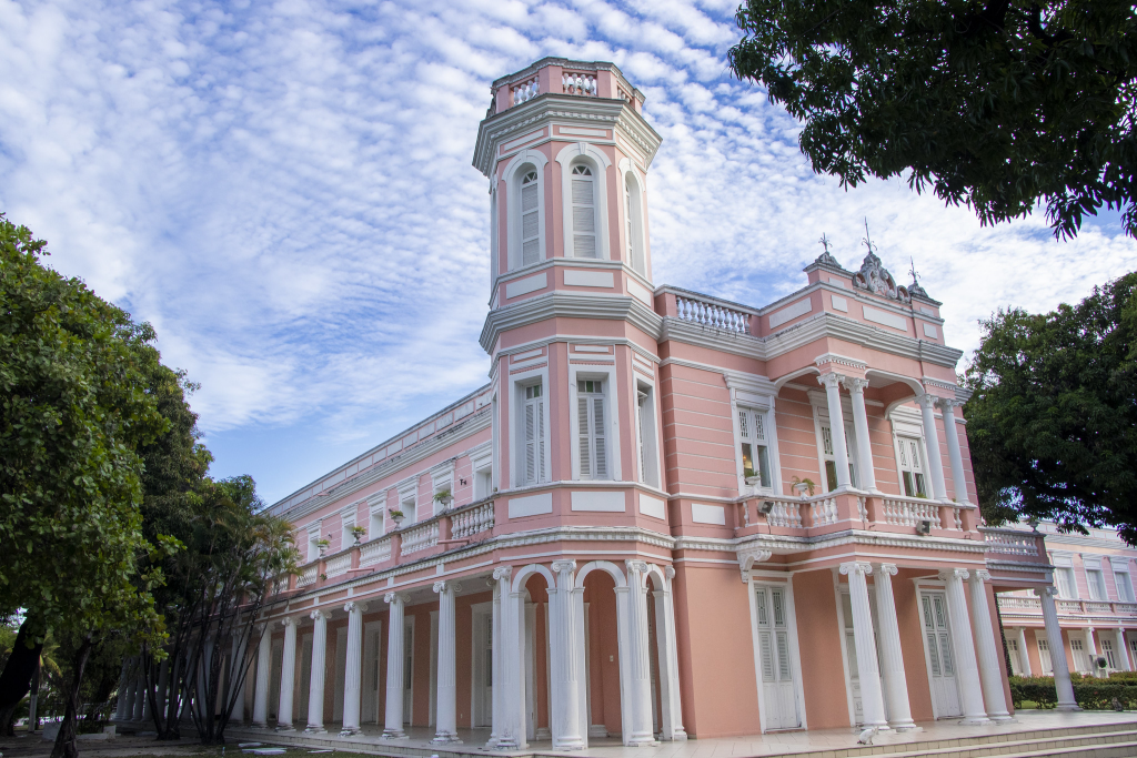 Programa seleciona 21 estudantes de graduação da UFC para formação de excelência voltada ao desenvolvimento de lideranças públicas, empresariais e sociais.